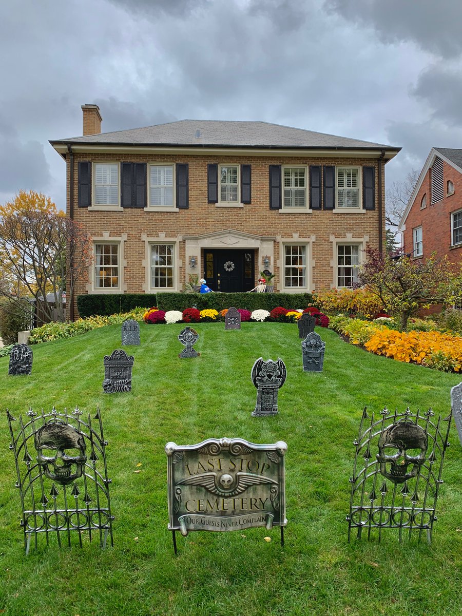 Gonna end this thread with some old house cemeteries, which seems to be a theme this year besides skeletons. Death to 2020!