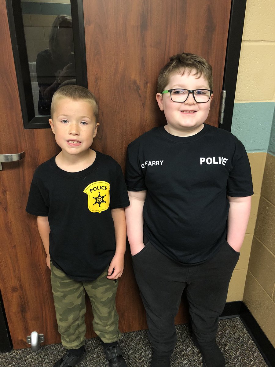 LeahKolarik's tweet photo. Celebrating Red Ribbon Week with these two future officers❤️ @LSEcounselors https://t.co/RnXZB63UfV