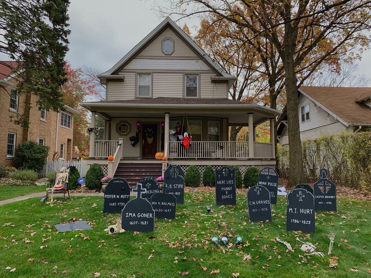 Gonna end this thread with some old house cemeteries, which seems to be a theme this year besides skeletons. Death to 2020!