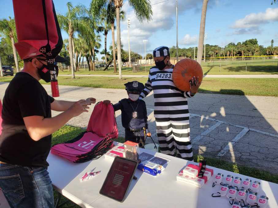 cannlee17's tweet photo. Great evening partnering with the Fort Myers Police Athletic League for their trunk or treat community event. #TrueBlue #SouthSTR https://t.co/8kMKOHhsCO