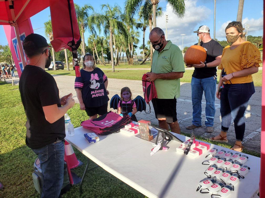 cannlee17's tweet photo. Great evening partnering with the Fort Myers Police Athletic League for their trunk or treat community event. #TrueBlue #SouthSTR https://t.co/8kMKOHhsCO