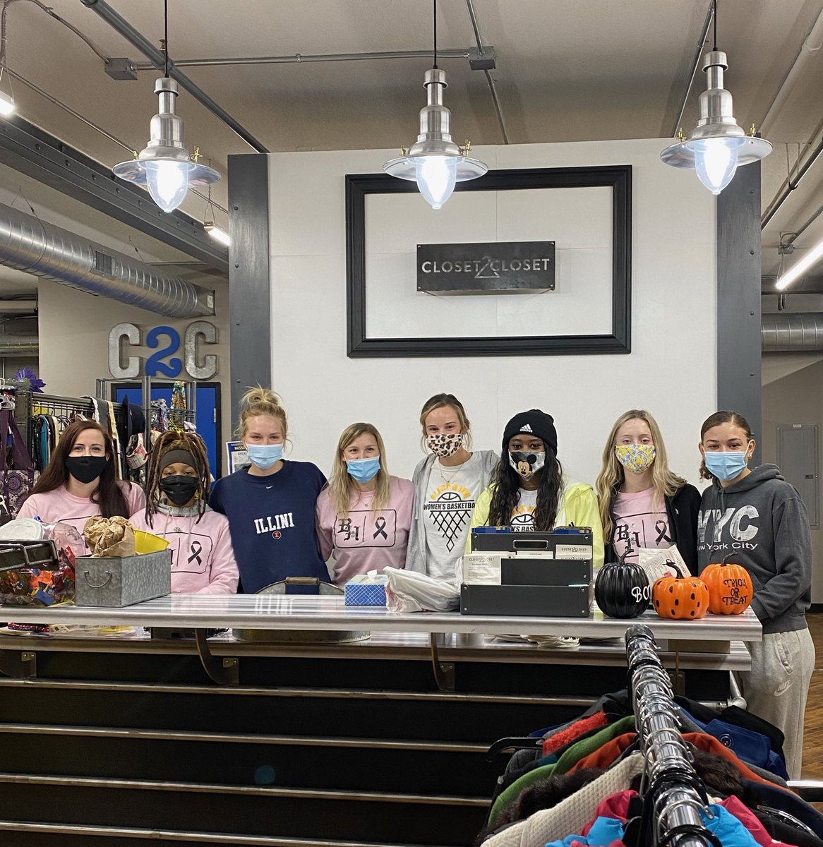 everyday_braves's tweet photo. There’s nothing stronger than the heart of volunteers!

Tonight our ladies volunteered at @qcCloset2closet, a great local non-profit that provides clothes to kids in foster care or who are homeless.

#BHCBraves | #FlyTogether https://t.co/7uQfQB49Z2