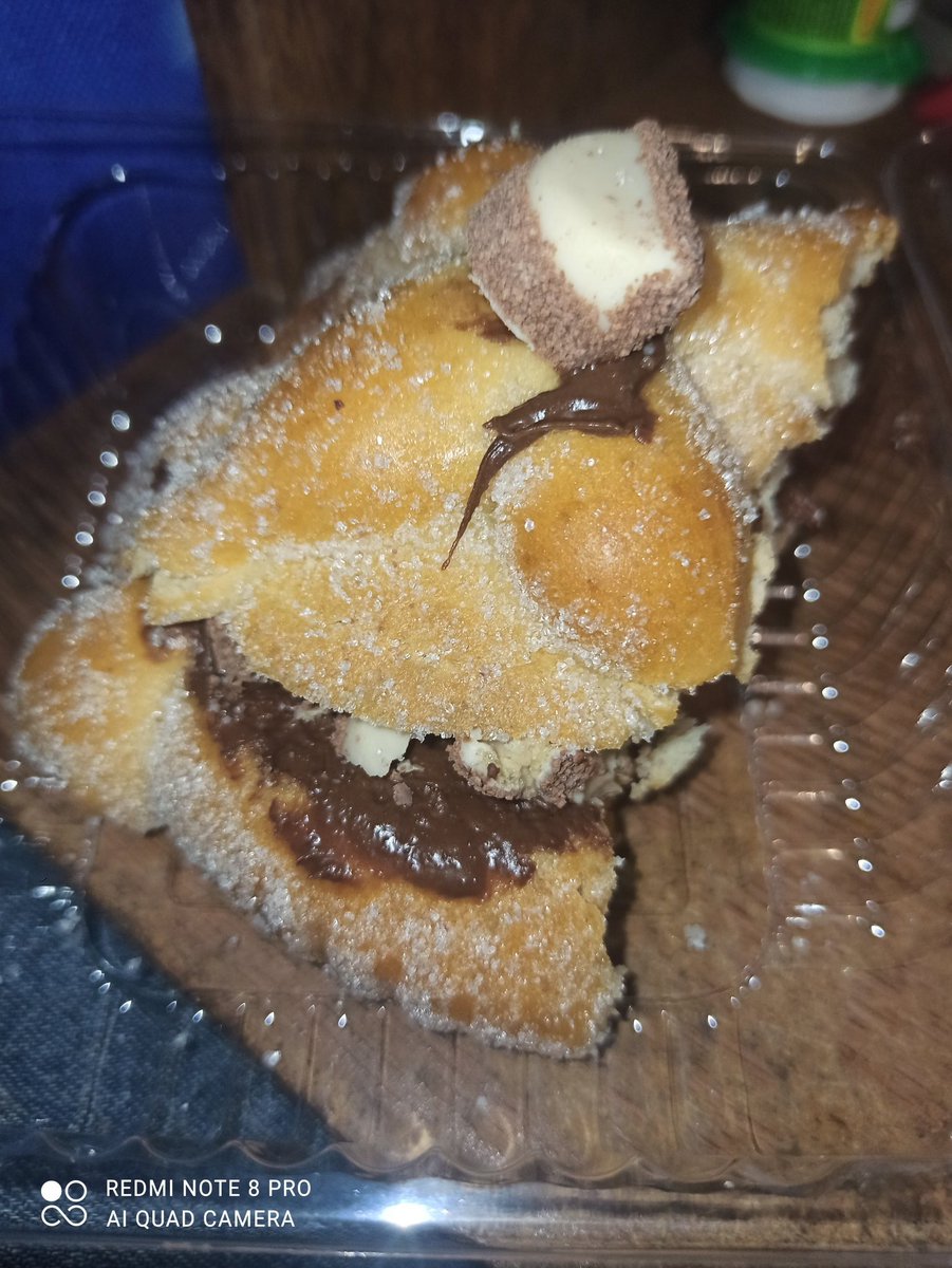 Un pan de muerto de Kinder Bueno para mitigar el súper bajón de ánimo de este día troll (Perdón pero no llego entero para la foto).