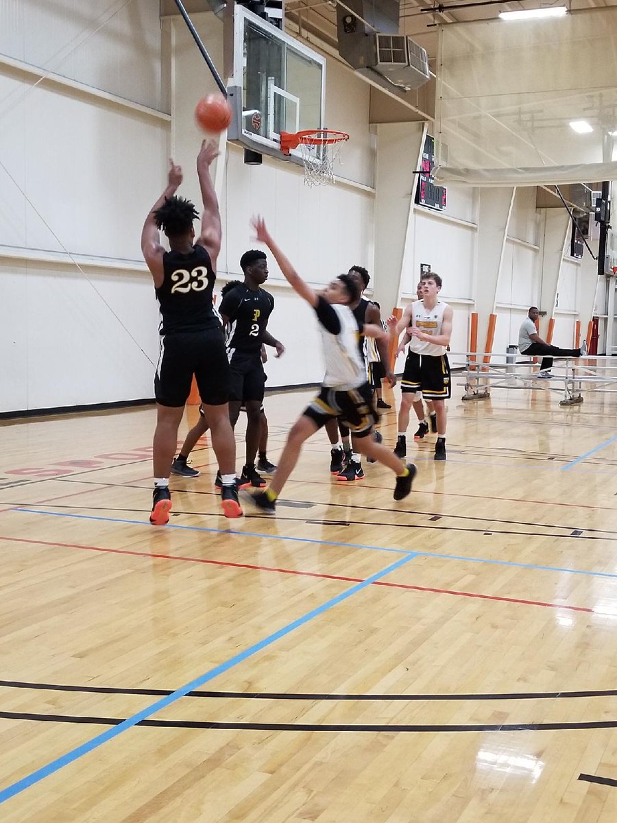 msodrick's tweet photo. did it go in 🤔 the kid who would not jump for nothing shooting a jumper 🤦🏾‍♀️😂🤪 #TBThursday  #2sport #athlete  @_TheRealKarlO https://t.co/3wymtuy1FZ