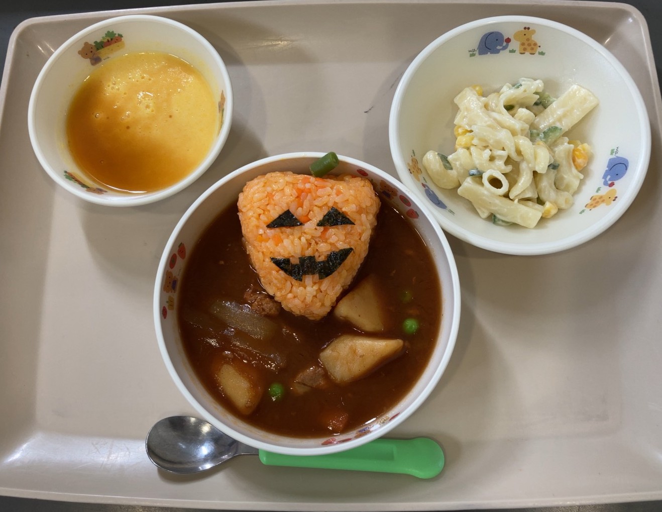 認定こども園 くがわしんとく幼稚園 今日のお昼ごはんは ハロウィン給食でした メニューは キャロットライス ポークシチュー マカロニサラダ お楽しみデザートのかぼちゃプリン 午後のおやつもハロウィンにちなみ かぼちゃやコウモリの形をした 認定こども園 くがわしんとく幼稚園 今日のお昼ごはんは ハロウィン給食でした メニューは キャロットライス ポークシチュー マカロニサラダ お楽しみデザートのかぼちゃプリン 午後のおやつもハロウィンにちなみ かぼちゃやコウモリの形をした