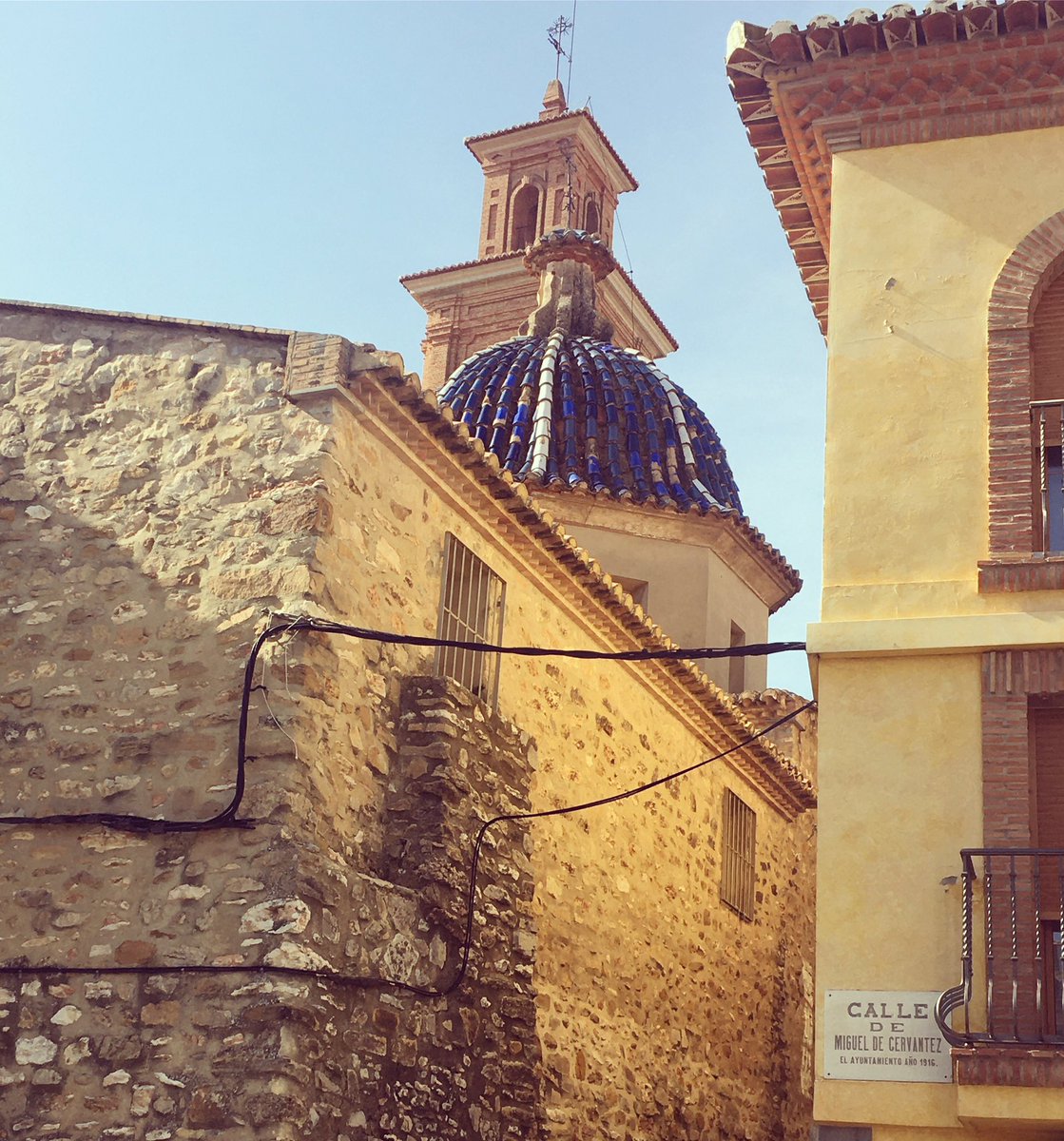 Las dos torres desde la plaza de los Olmos. Rincones de Alcublas con mucho encanto. #rinconesdealcublas #alcublas #alcublasturismo #venyreencuentrate #laserrania #turismoruralvalencia