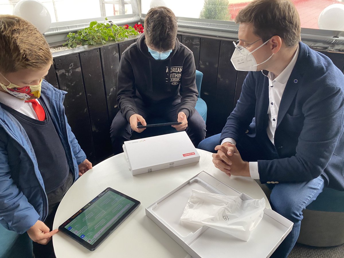 negrescuvictor's tweet image. We have distributed thousands of #EducationalTablets across Romania since the start of the pandemic. Now, together with Ștefan and Marco, two excellent kids from Ocna Mureș. We have to do more for fair &amp;amp; quality education!