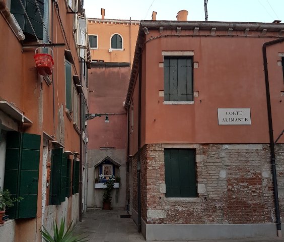 alberto_sanavia's tweet photo. #30ottobre 1391, #Venezia: tal Ruggiero #Alimante #fontegher (gestore di un #fondaco), riceve la cittadinanza veneziana. Famiglia di commercianti proveniente dalla #Grecia, dopo la perdita di #Negroponte essa decadde economicamente estinguendosi alla metà del XVII secolo https://t.co/NvNENfEYi1