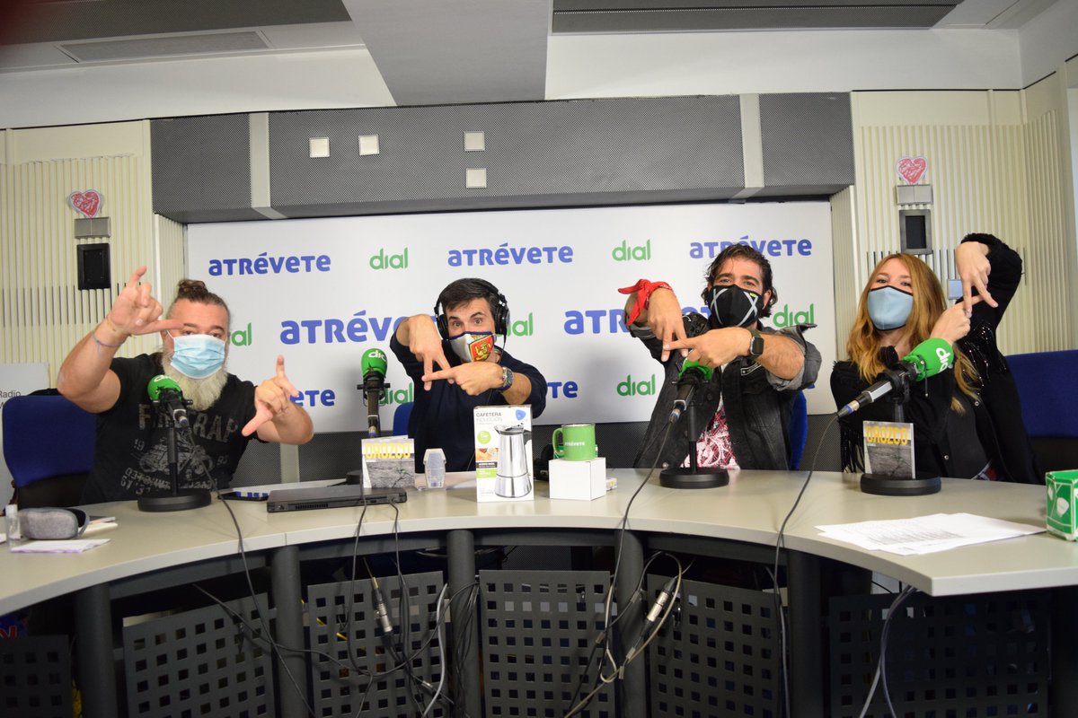 orozcofansite's tweet photo. RT @atrevetedial: 🎲 A través de un vuelo express junto a @antoniorozco , tocaba comprobar su espíritu atrevido... ¡Y vaya si lo tiene! 😉

Cafetera y taza de Atrévete para que le acompañen en este "vuelo" especial en forma de disco. 💚 https://t.co/488nKScLzb