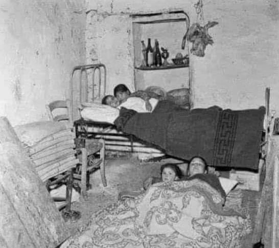 gs_gianka's tweet photo. #sembraieri....
La miseria era tanta, ma l'amore e il rispetto era vero... https://t.co/7xblMU4T7N