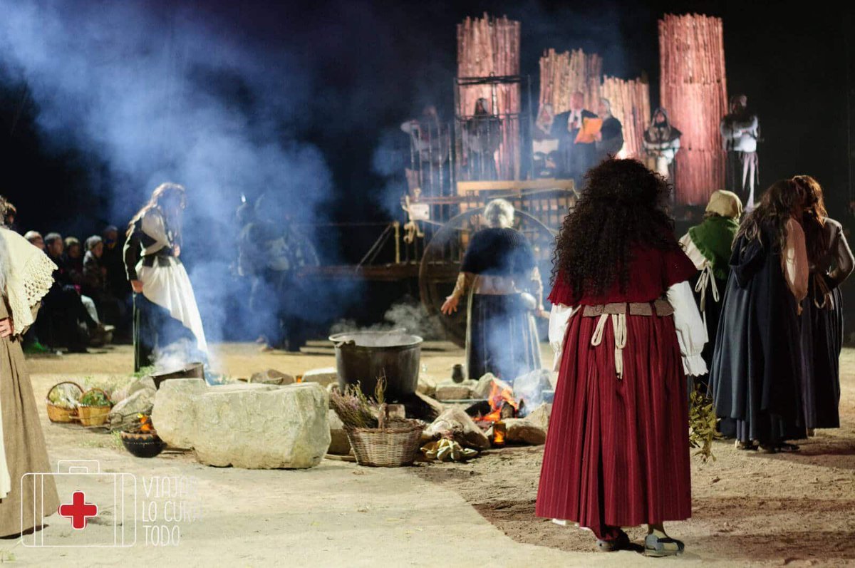 viajarlocura's tweet image. Aunque este año el @AjViladrau ha tenido que suspenderlo 😔, el Ball de Bruixes es una bonita tradición que tiene lugar la noche de Todos los Santos🎃🍠👻para conmemorar la persecución de brujas que hubo en la localidad ¡Te la contamos e ilustramos aquí! viajarlocuratodo.com/ball-de-bruixe…