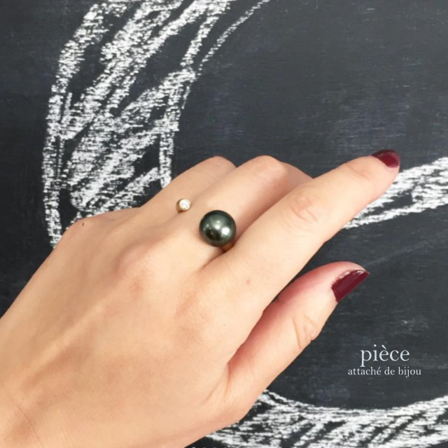 piecezetta's tweet photo. パールのhugRing
ブラックパールにK18YG、片側にはダイヤ✨と、豪華な造りですが上品な佇まい。アームには中までギッシリとゴールドが詰まっているので重厚感があります。
ウデ細バージョンのピンキーや、シルバーの片耳ピアス。それぞれシンプルですが洒落ています!
#piecezetta #hugRing https://t.co/v2R2FMzKiG