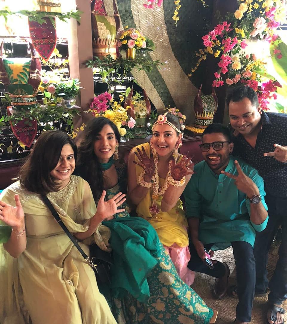 amanikajal's tweet photo. #TeamKaj With @MsKajalAggarwal 😍😍😍
#KajHaldi #KajGautKitched https://t.co/Q99ige3TBg