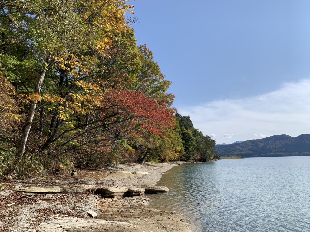 仙北市観光課 公式 田沢湖畔も紅葉が進んできました 秋田駒ヶ岳も冠雪し 徐々に北国らしさがでてきています 寒いですので あたたかい格好でどうぞ 仙北市 田沢湖 秋田駒ヶ岳 T Co Ng8owvigjn Twitter