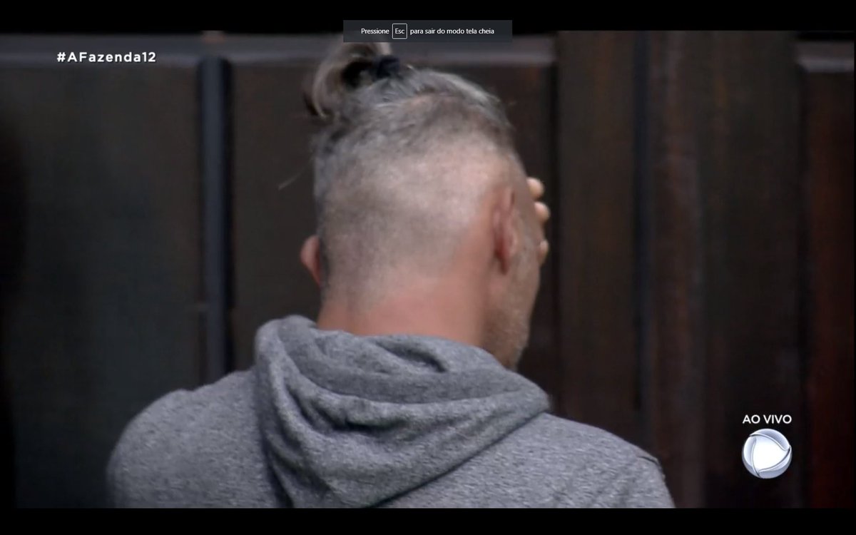 ZAMENZA's tweet photo. Enquanto o Juliano fica puto, o Mariano teve que CHAMAR O BIEL pra abraçar a Tays. #AFazenda12 https://t.co/zEXXi2UJCX