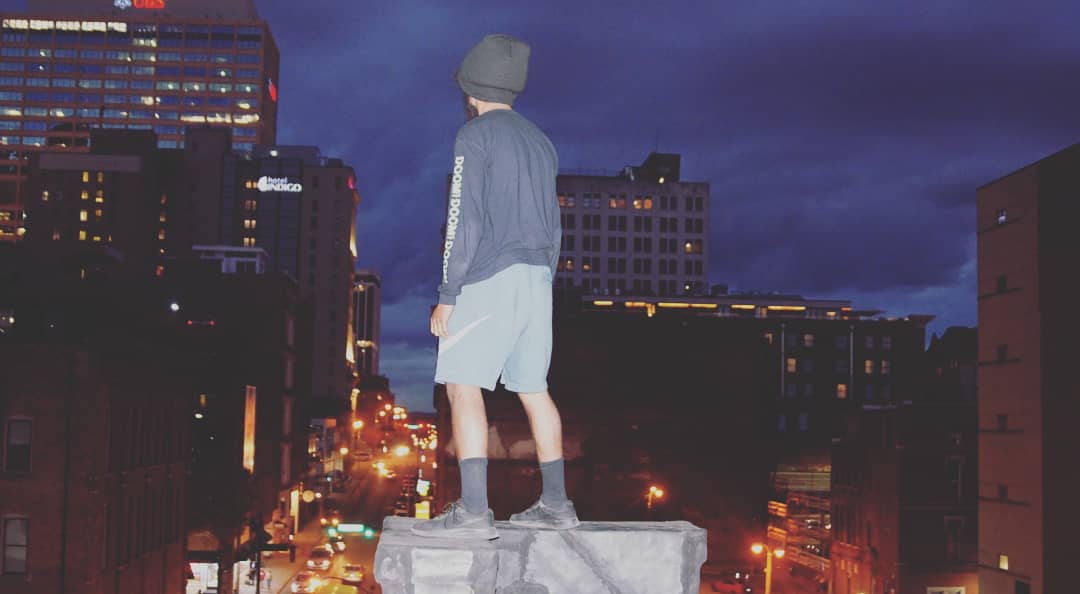 joyboy_61v's tweet photo. ROOFTOPS-
https://t.co/eOqDkQ0YQT

#NashvilleFreaks #nashville #Tennessee #night #climbing #Parkour #Nike #scaling #rooftop #NightPhotography #moonlight #moon #art #BlackTwitter #MilesMoralesPS5 #city #citylife #downtown https://t.co/U8rEdJGlKQ