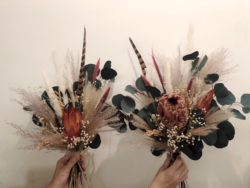 elcraftsnarts's tweet photo. Bride & bridesmaid = twins 👯♀️
#weddingbouquet #weddingflower #bride #bridesmaids #bouquet #weddingfloral #sisterlove #twins #beautiful #bridalshower #maidofhonour #matchingset #RedVelvet #RusticHomeDecor #bohochic #sister #weddingessential #bohobride #bridetobe #natural https://t.co/fNhnx8S2NM