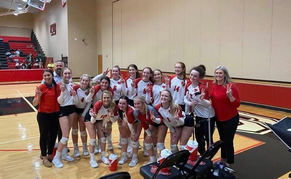 SplendoraVB's tweet photo. Your LadyCats are Bi-District Champs after defeating LCM in a tight 4 set match with scores of
27-25, 25-16, 27-29, 26-24!!! 

Be on the lookout for round 2 information against Belleville! #fliptheswitch #eyesforward #letsssgooooo🤘🏼🤘🏼 https://t.co/9kzwk2k31c