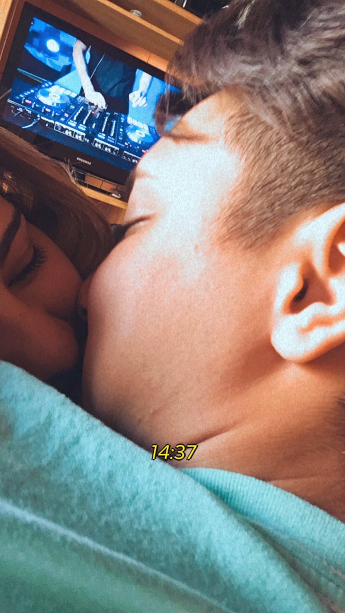 _AbrilQuemera's tweet photo. Entonces te miro y no puedo contener las ganas que tengo de cuidarte , no me preguntes de qué o de quien , simplemente quiero cuidarte 
Entonces te miro a vos y pienso que quiero encontrarte siempre mirando(te) así ♥️ https://t.co/X6IHAmoXlu