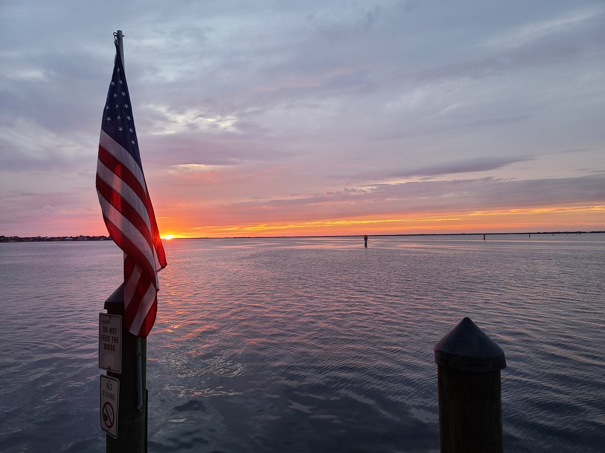 CraftyWitch3's tweet photo. Sometimes I forget how peace sitting by the water can be . https://t.co/MGw8qZ1j13