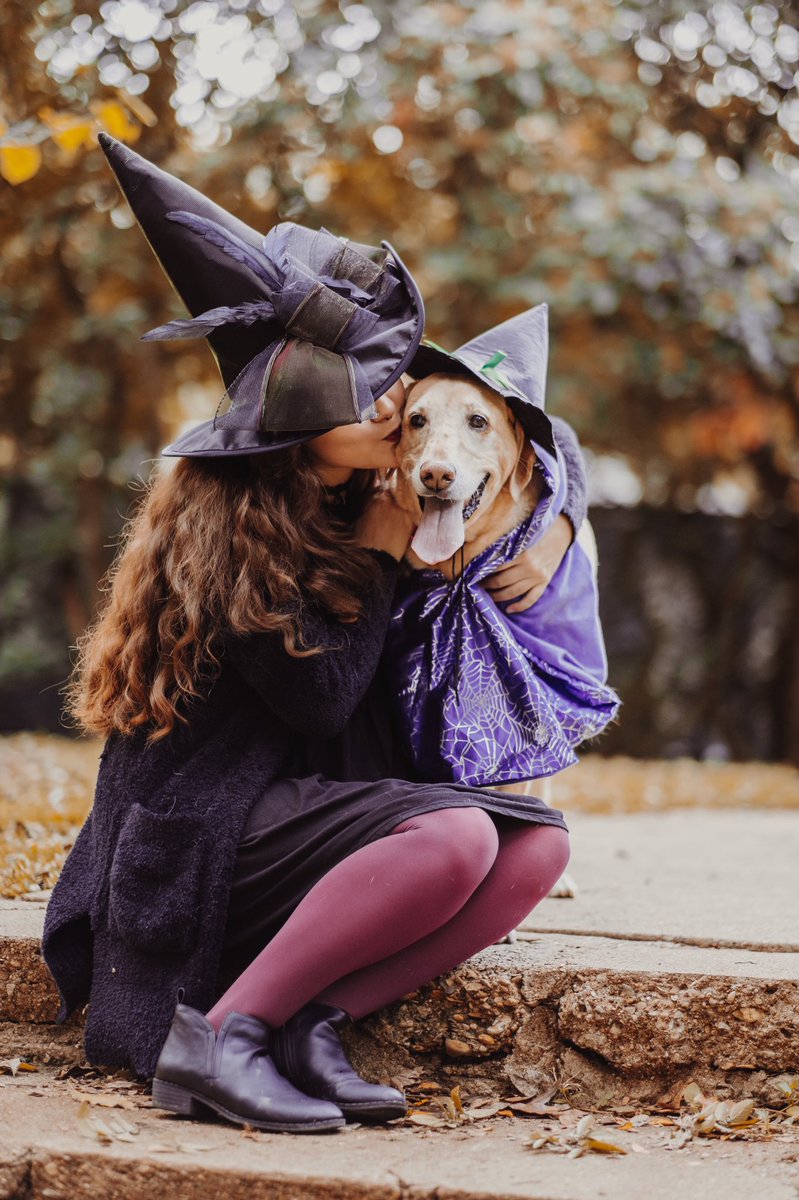 annamckeep's tweet photo. Here’s a thread of Daisy and I matching for Halloween 🎃🖤 https://t.co/lDO3iAi3pG