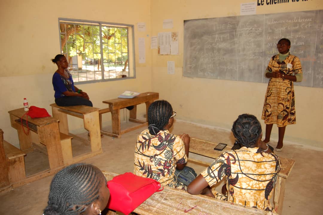 ungeant's tweet photo. @FRauCameroun #AteliersdeSlam dans les Lycees et collèges de Garoua #Mercredi #24Oct avec le soutien de #AmbassadedeFranceauCameroun et le partenariat de #AllianceFrancaisedeGaroua https://t.co/OpmzpLtr9G