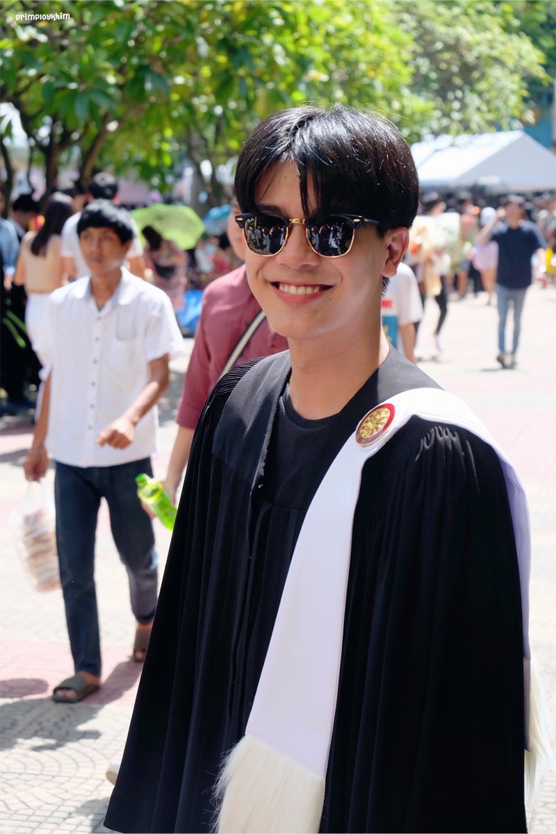 Khimprimploy's tweet photo. วันนี้รับจริง ยินดีด้วยอีกครั้งนะ ได้เฝ้ารอดูความสำเร็จของเธอแต่ละสิ่งแต่ละอย่าง ดีใจด้วยจริงๆ 
🎓🎉

@tonnaaam 
#tonnaaam
#TonnamGraduated https://t.co/Raw7sGGiW6