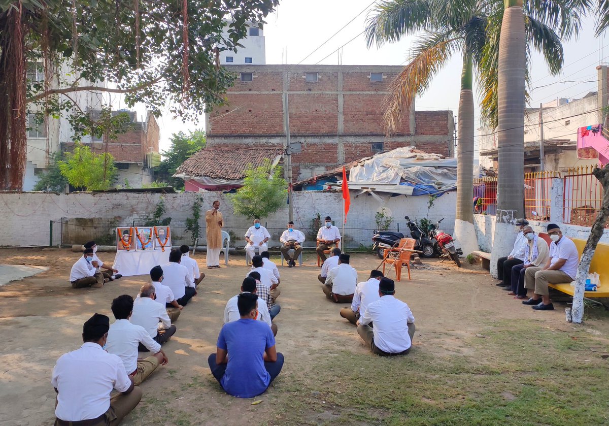 PrashantSoniCG's tweet photo. राजनांदगांव नगर में बसंतपुर की केशव शाखा का #RSSVijayaDashami उत्सव जिसमे मुख्यातिथि श्री विजय हरिहारनो जी एवं मान. नगर संघचालक श्री शिव श्रीवास्तव जी की उपस्थिति में सेवानिवृत्त भगीरथ विश्वकर्मा जी ने मुख्यवक्ता के तौर पर अपने विचार रखे।
#95YearsOfRSS #RSS4Nation https://t.co/EnRSU5eI6B