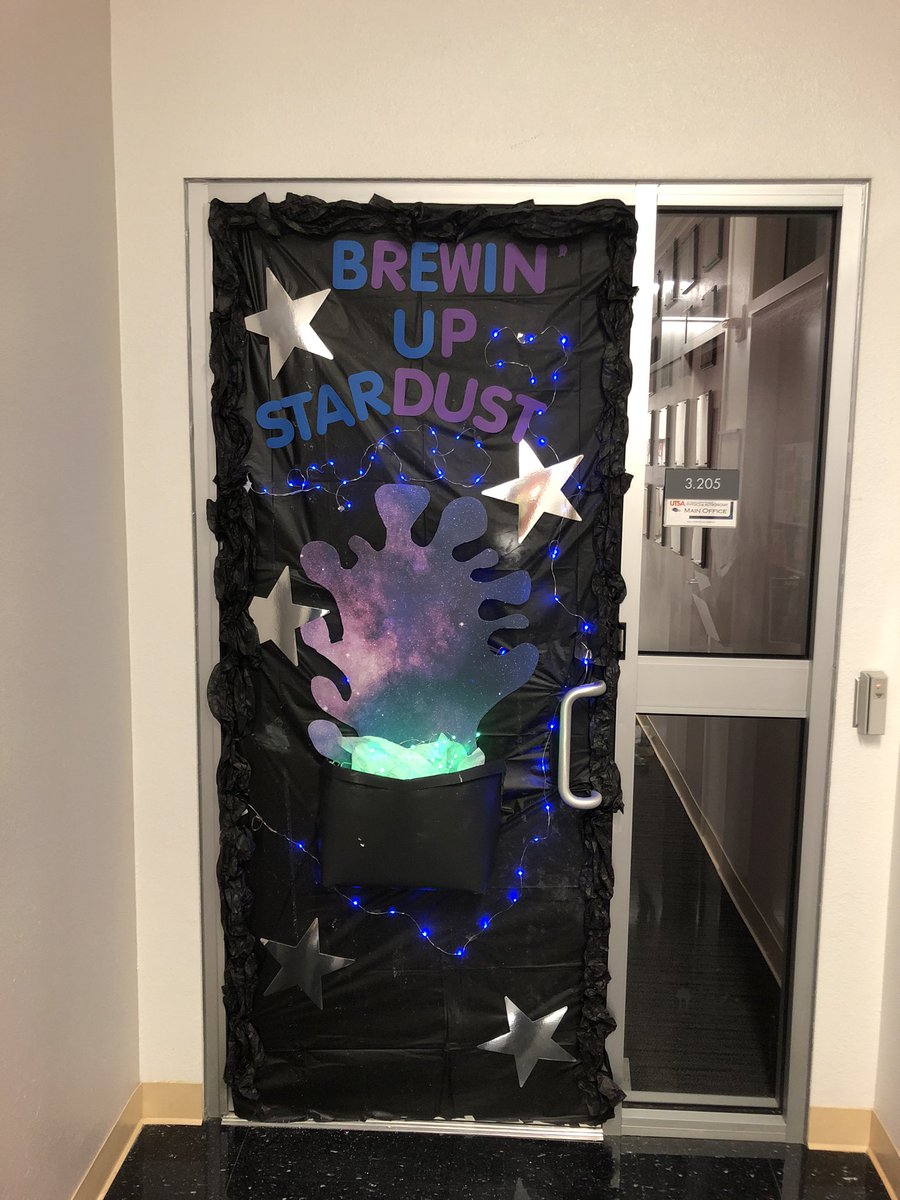 SPS_UTSA's tweet image. Gisele and Richard made things very spooky for this lab door! #stardustlab #utsa