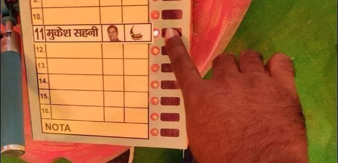 sujaychaprahiya's tweet photo. कह दो गांव गांव मे!
अबकी बार वोट देंगे नांव मे!!
#vippartyindia #MukeshSahani
#VoteForNDA #Mission2020
#Simribhakhtiyarpur https://t.co/RDISXz19Xf