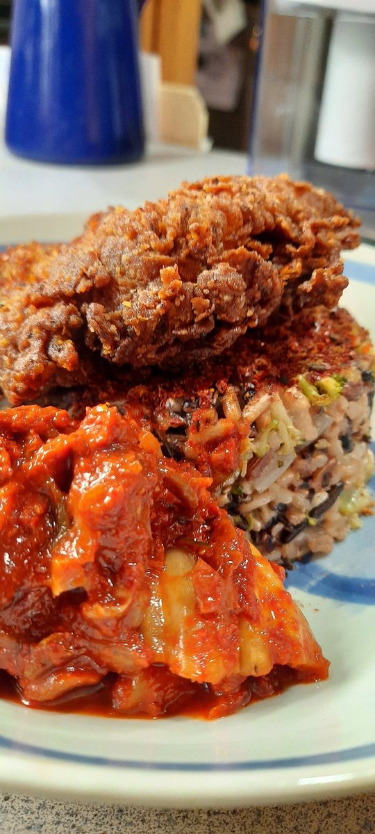 UncleBronto's tweet photo. Quick, spicy bachelor dinner tonight.  

Kimchi-brined chicken thighs, chili-laden kimchi and a floral rice blend.

Super yum. https://t.co/ENzrB8NGLD