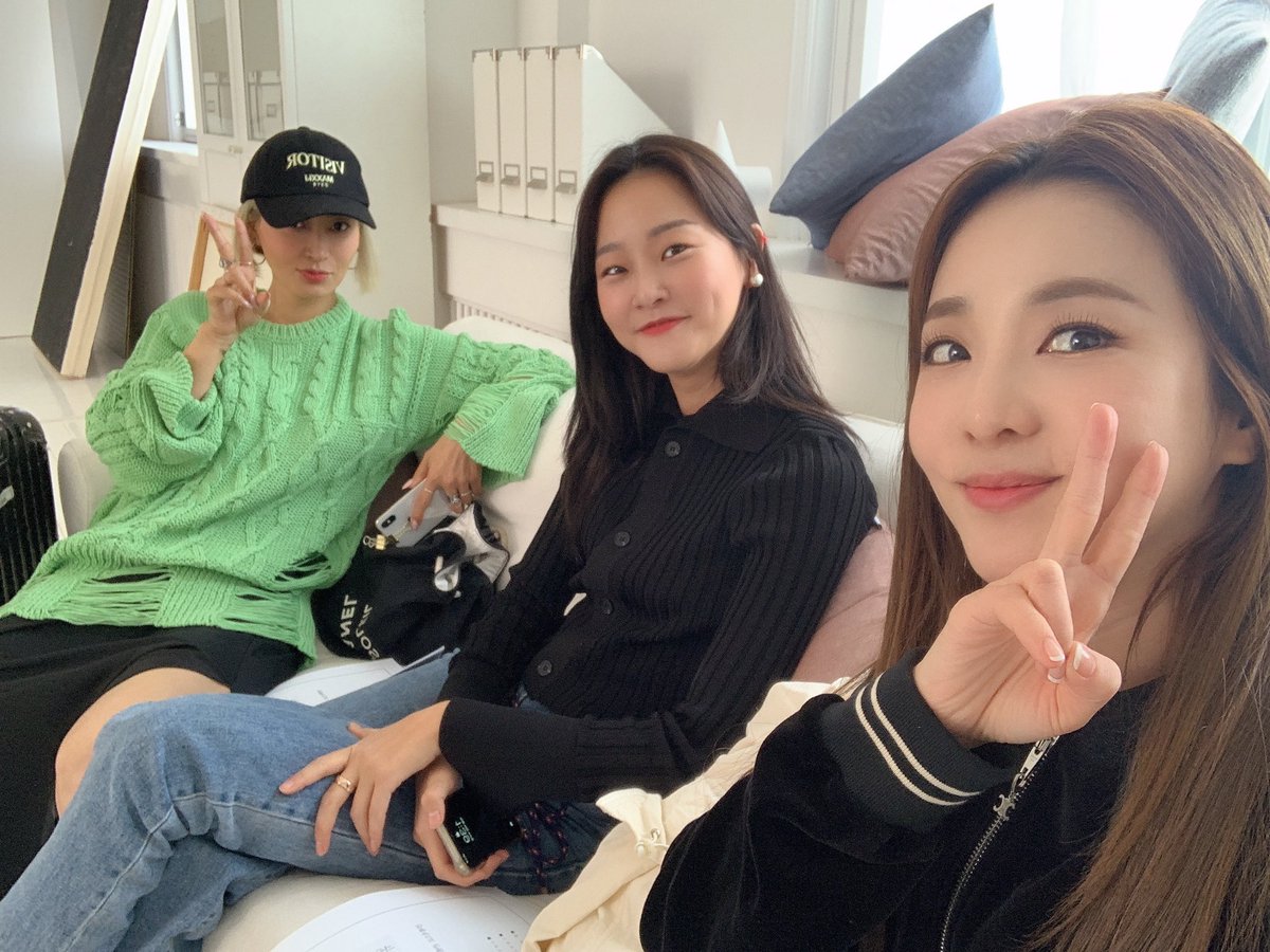 krungy21's tweet photo. 사적인 일이든 방송이든, 언제나 항상 얘기를 꺼내면 뭐해야 하는지 묻지도 따지지도 않고 함께 해주는 칭구들이있다...💘 너무 고맙구 행복하다~😍산다라의 뷰티풀한 집콕생활 with 황보&amp;효니 오늘부터 시작~ 😆 해피할로윈~!!!🎃👻 #어나더뷰티클라스 #집콕생활 유툽채널 #youtube #thek-pop #vorago https://t.co/nHrilvCRZC