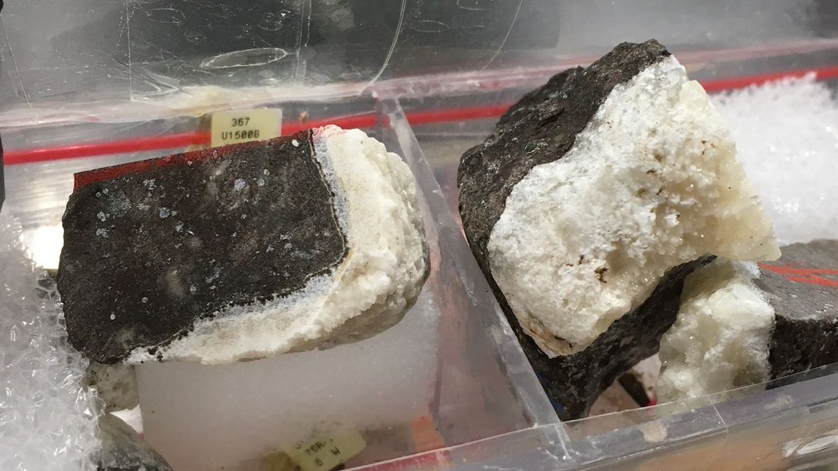 IodpKcc's tweet photo. Carbonate vein in the core from #IODP #EXP367 in the South China Sea. Samples are provided to Chinese Academy of Sciences. https://t.co/53YiYiT7fS