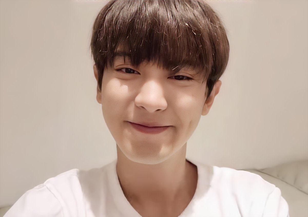 SarahRaina6's tweet photo. Anak baik, Happy virus Nya gue semangat😭😭Jangan  pernah percaya sama hoax kek gitu.😭Chanyeol akan baik baik aja, Dia anak yang multitalenta wajar kalo orang banyak iri sama dia.Keep strong my happy virus❤❤😍😍. We EXO-L love you always ❤
#ChanyeolStayStrong
#WeAreOne 
#EXO https://t.co/9iArdu2UC0