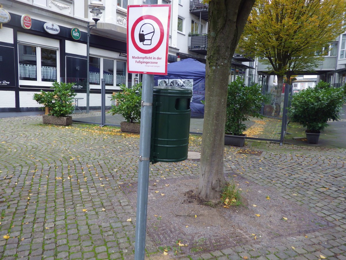 3/n This one was new to me. As you can see, this is a former alley or lane closed off to vehicles, and only for pedestrians; what's new is the face-mask compulsory mandate for this pedestrian area, I guess because of the shops. Not a huge burden.