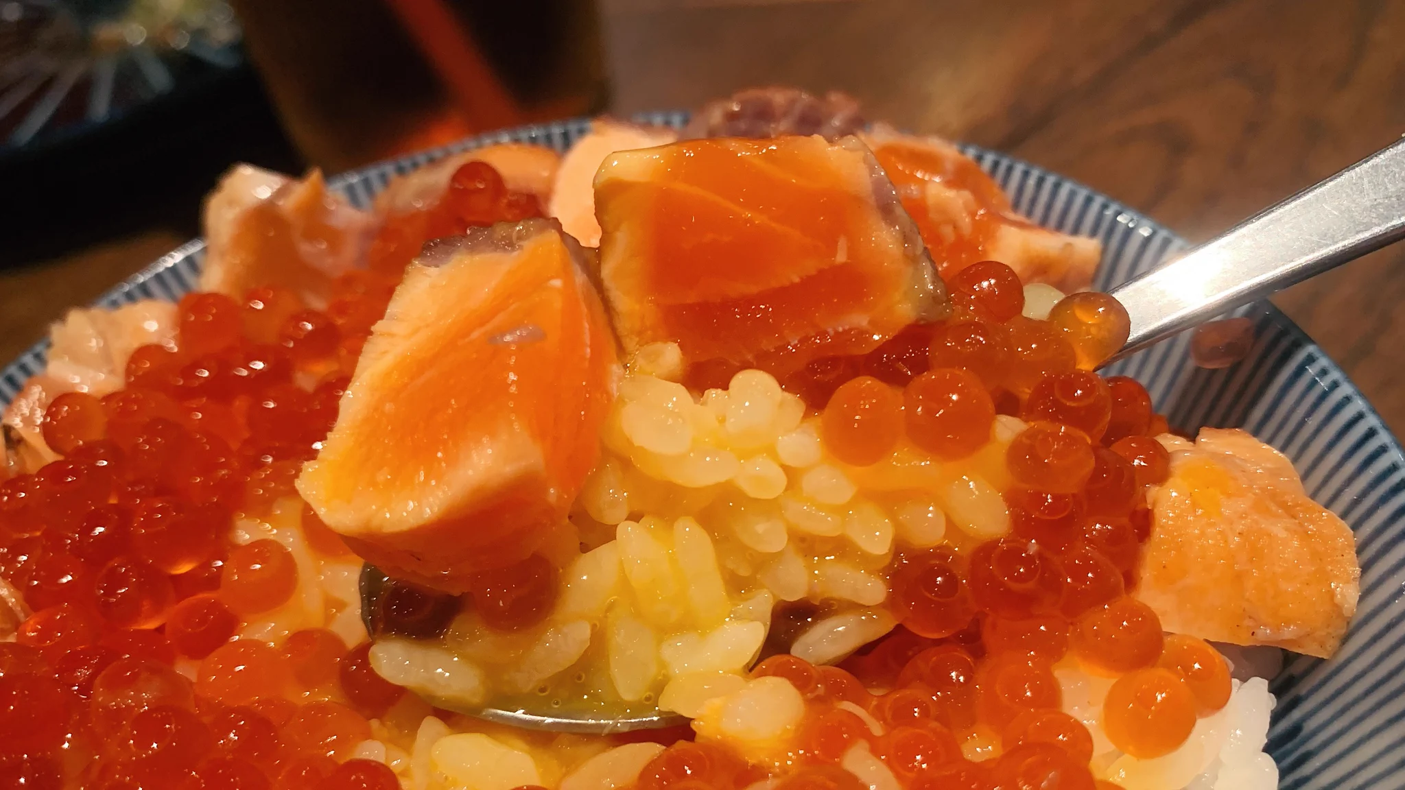 「炙り漬けサーモンとイクラの玉子かけご飯」究極のごちそう！！