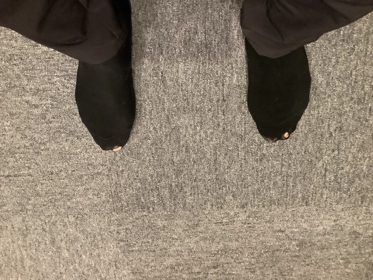 こんなときってあるよね！いつもは靴下破けてないけど、今日に限って破けてた時・最高に恥ずかしい！！