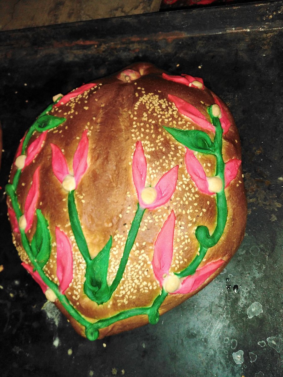 Trabajando el pan de muerto...
#zaachila #Oaxaca #artesanal https://t.co/WdbE8A7iLJ