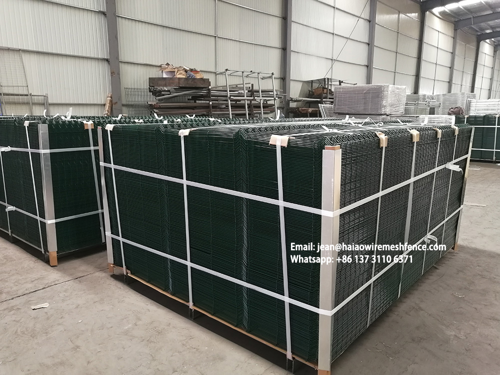 HaiaoFence's tweet image. Crazy busy lately 🤪
Some #powdercoated #3Dfence #wiremeshfence exported to South America.
Kindly note that shipping costs increased by $1000-$3000 per container to American countries because of COVID19.
Take care everyone.😷