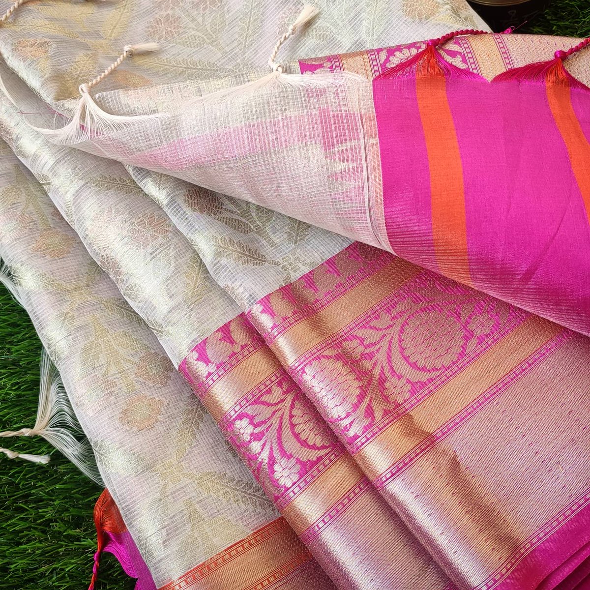 EthnicRoom's tweet photo. Pure tissue kota saree in vibrant color combination.
Make your festival more vibrant this year!!!
#Ethnicroom #saree #silk #benarasi #white #pink #orange #zari #kota #golden #wedding #bridal #pune #mumbai https://t.co/nKREPegpD1