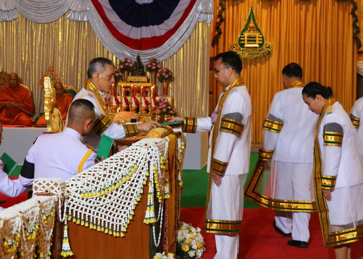 kan9939's tweet photo. #30ตุลาเร���รักในหลวง 
#ขอแสดงความยินดีกับบัณฑิตใหม่ https://t.co/ONZa5TZCPp