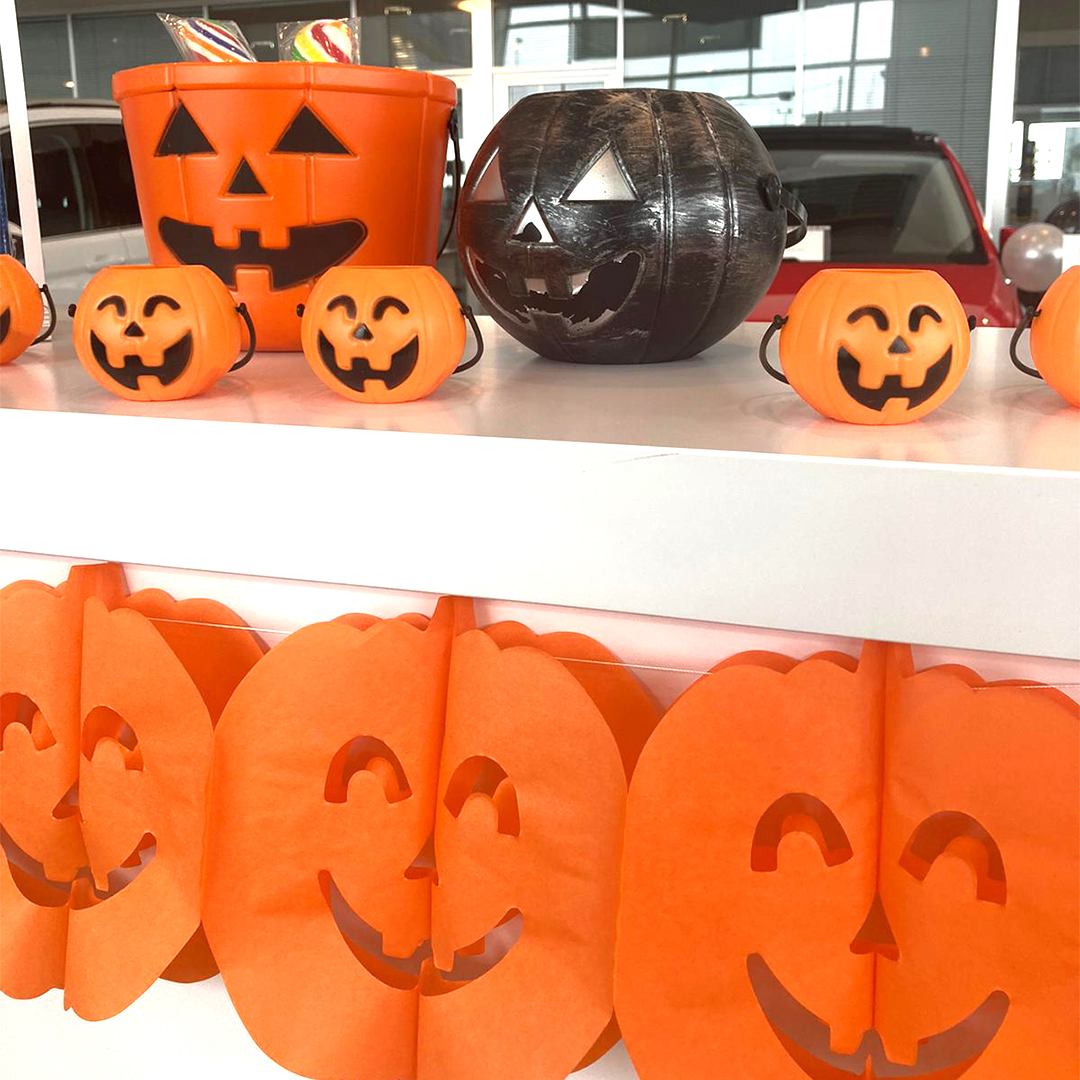 VW_AldautoMotor's tweet photo. Mañana Sábado 31 de Octubre se celebra la fiesta de la VÍSPERA de los DIFUNTOS, y como todos los años, hemos querido animaros con un poco de decoración, pero sobre todo, desearos un "FELIZ DÍA DE HALLOWEEN".
#halloween2020 #felizhalloween #volkswagen #aldauto #buenosdias https://t.co/kBLSB4PeCt