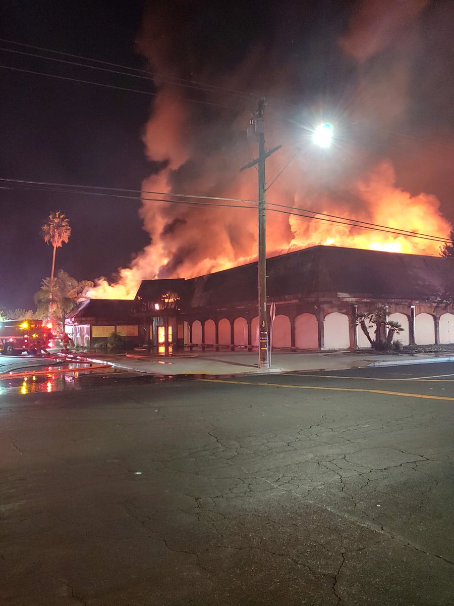 andyjump1118's tweet photo. The old Gold's Gym building on Sunset St. in #Madera going up in #flames. Photos courtesy family friend city #firefighter Scott Farrell #onscene on his day off. @564FIREPhoto @FirePhotoGirl @ai6yrham @mofilly @CAL_FIRE #firetrucks #fireengines #Maderacityfire https://t.co/aqEZZ6h3PB