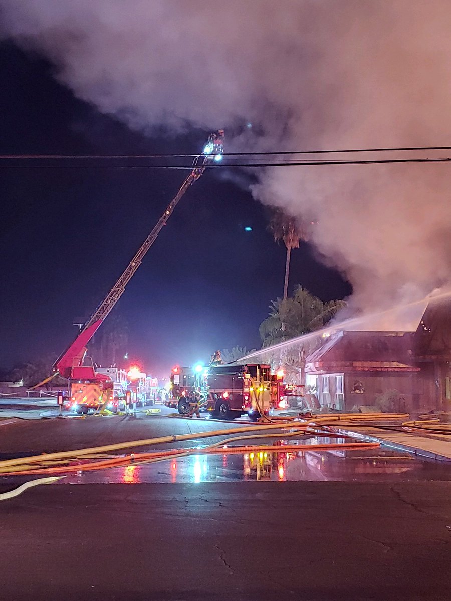 andyjump1118's tweet photo. The old Gold's Gym building on Sunset St. in #Madera going up in #flames. Photos courtesy family friend city #firefighter Scott Farrell #onscene on his day off. @564FIREPhoto @FirePhotoGirl @ai6yrham @mofilly @CAL_FIRE #firetrucks #fireengines #Maderacityfire https://t.co/aqEZZ6h3PB