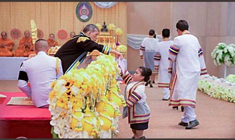 jatingjajating1's tweet photo. นับเป็นพระมหากรุณาธิคุณอย่างหาที่สุดมิได้ ขอพระอง��์ทรงพระเจริญ #30ตุลาเรารักในหลวง
#ขอแสดงความยินดีกับบัณฑิตใหม่ https://t.co/n8BmMHHxER