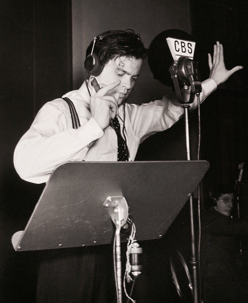 retrochenta's tweet photo. Hoy hace 82 años que Orson Welles retransmitió por radio una adaptación de "La guerra de los Mundos", sembrando el pánico en todo el país. https://t.co/hLnViVEc9B