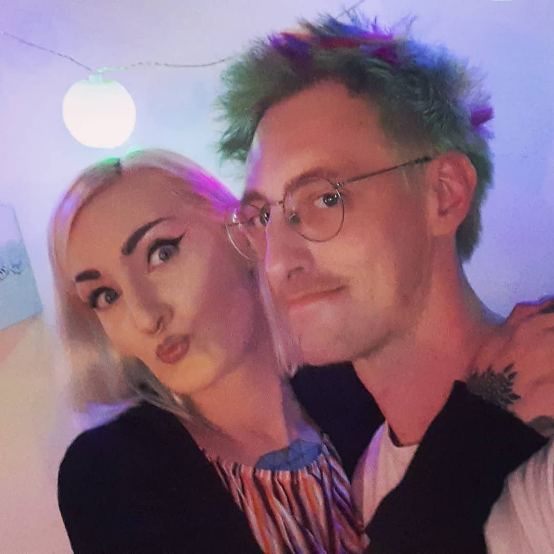 Razzortainment's tweet photo. Mir wurde gestern versprochen, dass wir heiraten, wenn der Mist vorbei ist. Also wascht eure Pfoten und so.
Diese Hochzeit wird episch! \o/
#friggyeah #gutenachrichten https://t.co/Qec93URQBv