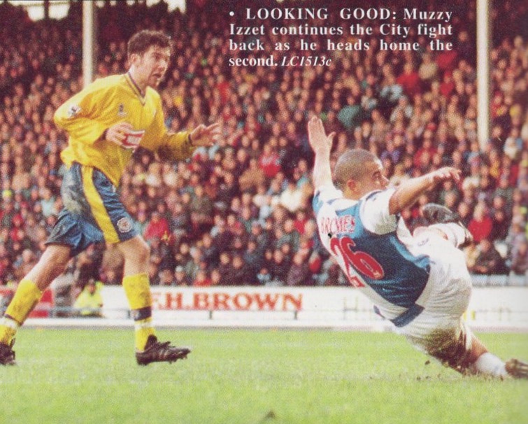 LCFCprogs's tweet photo. #ChangeStrip🦊
97-98: Blue shorts introduced as an alternative to the all-yellow - @Muzzie06 converts at #EwoodPark, gets felled at #GoodisonPark; @bigmarshy20 celebrates his customary goal in the same game; and @EmileHeskeyUK enjoys his brace at #SelhurstPark.
#LCFC #ParkLife https://t.co/FqUY9MwOxi