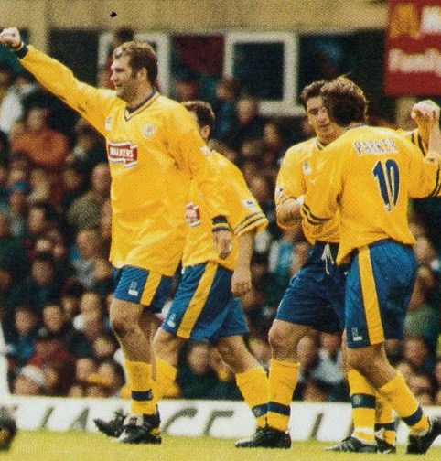 LCFCprogs's tweet photo. #ChangeStrip🦊
97-98: Blue shorts introduced as an alternative to the all-yellow - @Muzzie06 converts at #EwoodPark, gets felled at #GoodisonPark; @bigmarshy20 celebrates his customary goal in the same game; and @EmileHeskeyUK enjoys his brace at #SelhurstPark.
#LCFC #ParkLife https://t.co/FqUY9MwOxi