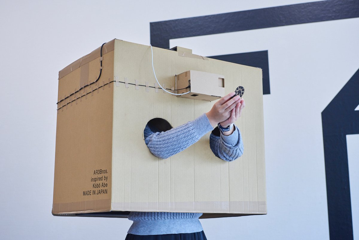 senseofmotion's tweet photo. NSK100周年記念展覧会「NSK Future Forum」

archive : NSK Future Forum 2016
EXHIBITION：#AR三兄弟

《箱男 -AR BOX MAN-》
かつて安部公房という小説家が書いた小説『箱男』は、VRを予見するものでした。僕らはAR三兄弟なので、箱男をARで実装します。

https://t.co/yW82bQPmmW

#senseofmotion https://t.co/jaQrhttjm4